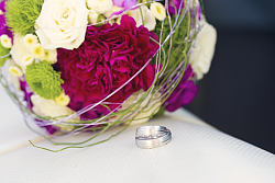 Blumenstrauß , davor liegen Eheringe