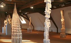 Skulpturen aus Holz, mit weißer Farbe angestrichen, stellen Formen des menschlichen Körpers und gleichzeitig auch Formen in der Arhcitektur dar.